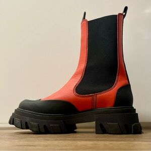 Ganni leather Chelsea boots in red. Size 39.